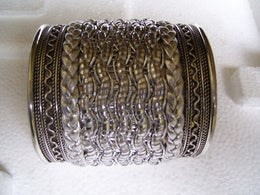 METAL CUFFLINK WITH LEATHER CORD