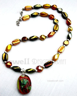 GLASS PENDANT NECKLACE